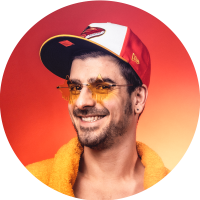 Photo de Sammy B portant une casquette devant un fond orange