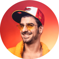 Photo de Sammy B portant une casquette devant un fond orange